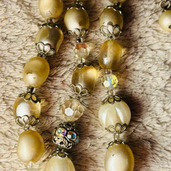 Vintage Faux Pearl and bead Necklace
Hollywood Stylish - Picture 4 of 6